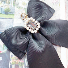 Load image into Gallery viewer, Pearls and Bows - Black Phone/Bag Charm